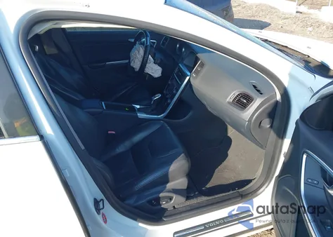 2013 Volvo S60 T5/T5 Platinum/T5 Premier/T5 Premier Plus z USA, uszkodzony, nr VIN YV1612FH6D2233322